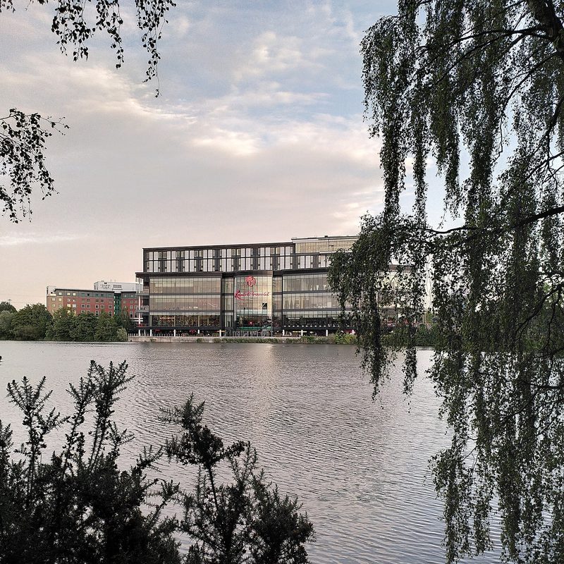 Resorts World Birmingham widziany przez jezioro Pendigo